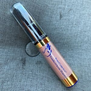 SenseCosmetics Translucid Loose Powder. Color is Silver Rose.